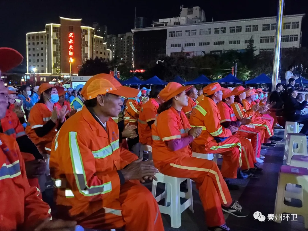 甘肅首部環(huán)衛(wèi)題材電影《天水無塵》在龍城廣場舉行公映