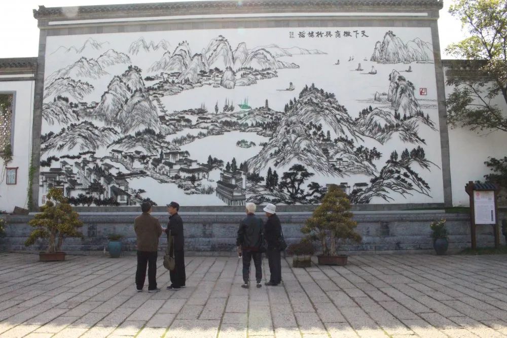 关爱老人游古镇,重阳佳节送温暖