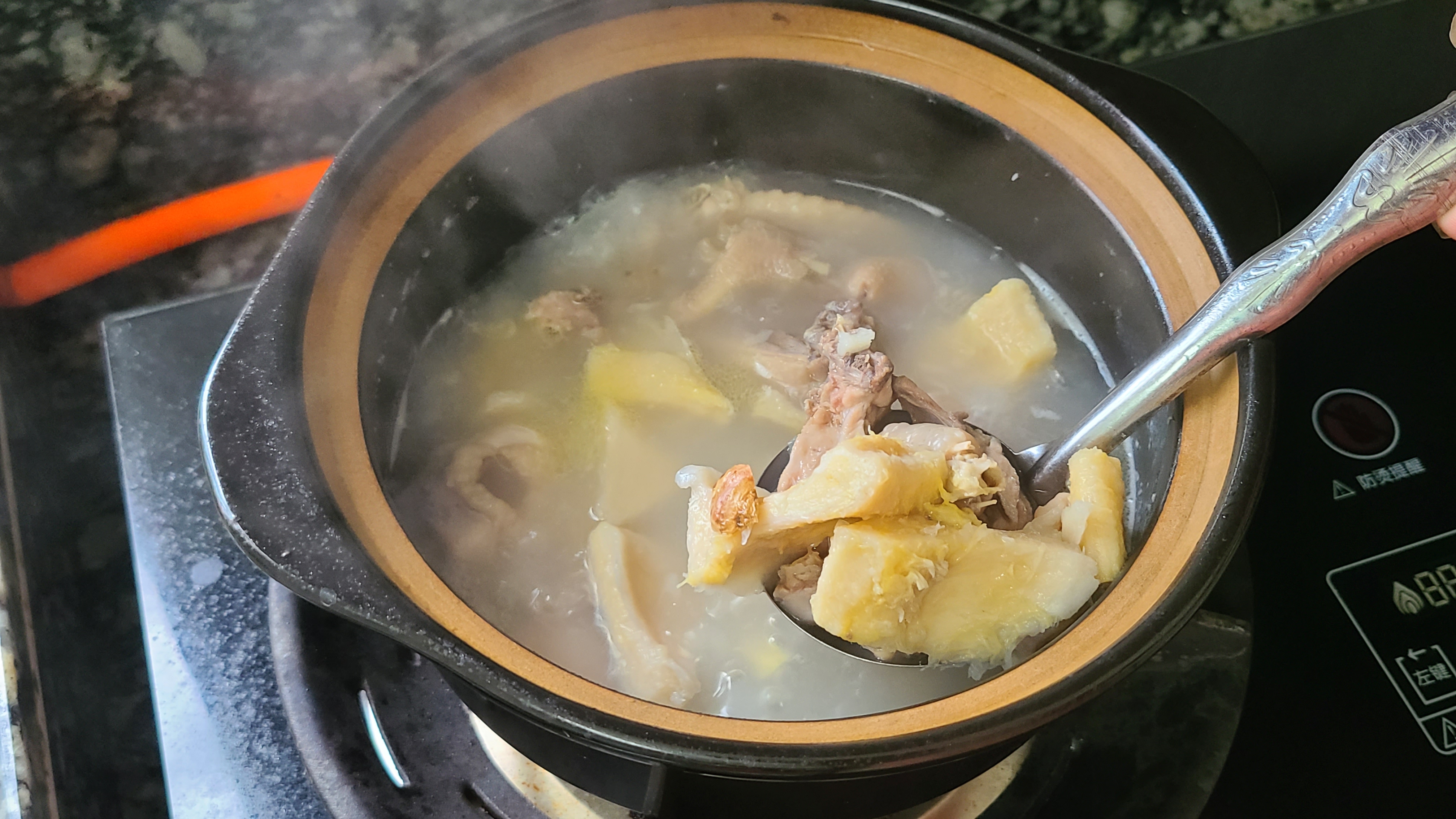 榴莲炖鸡，广东夏天很常见的一道美食，好喝简单，味道特别