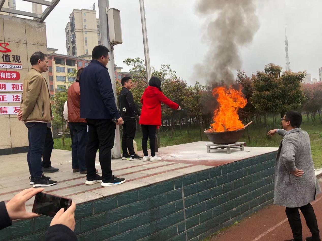 新宁县职业技术学校开展消防应急疏散演练
