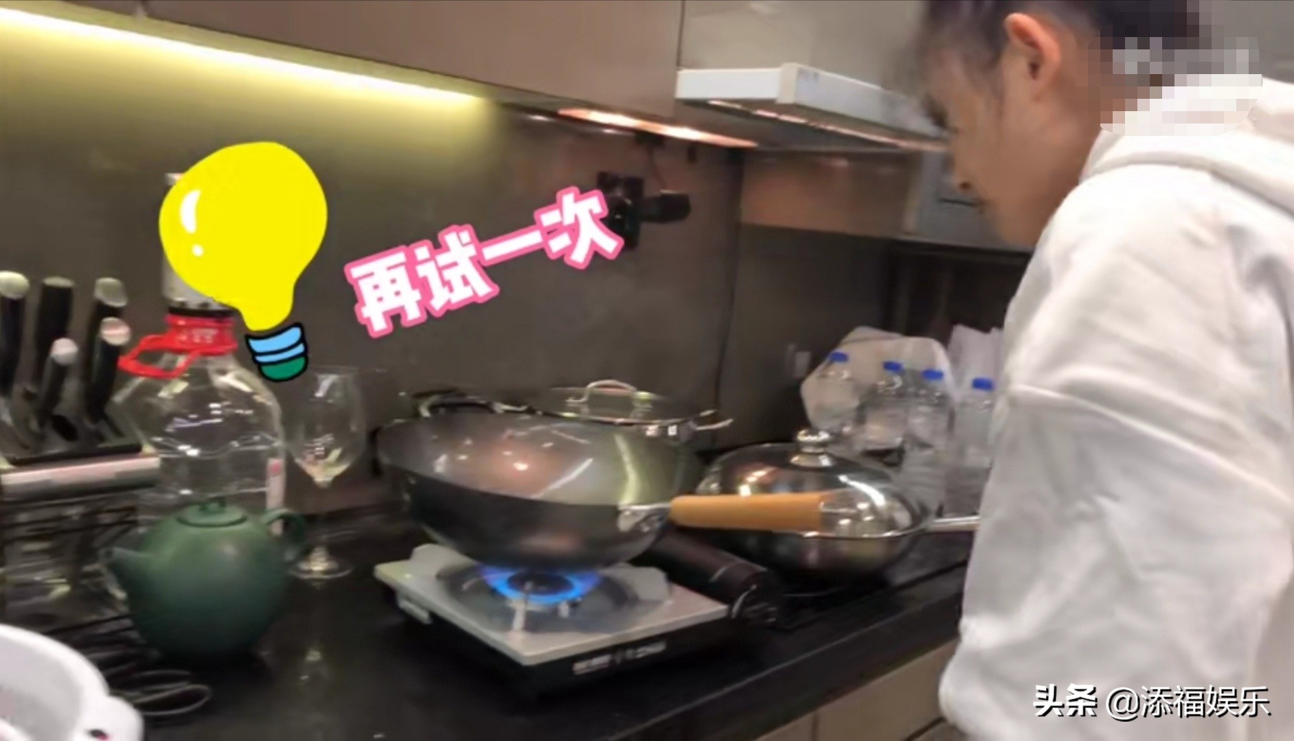 美食博主林允尝试新技能，惨遭滑铁卢，穿白衣唯恐油渍溅衣服