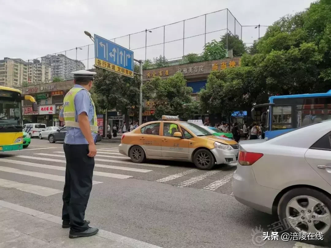 直击涪陵高考最后一科现场,当年你们考完,走出考场是什么感觉?