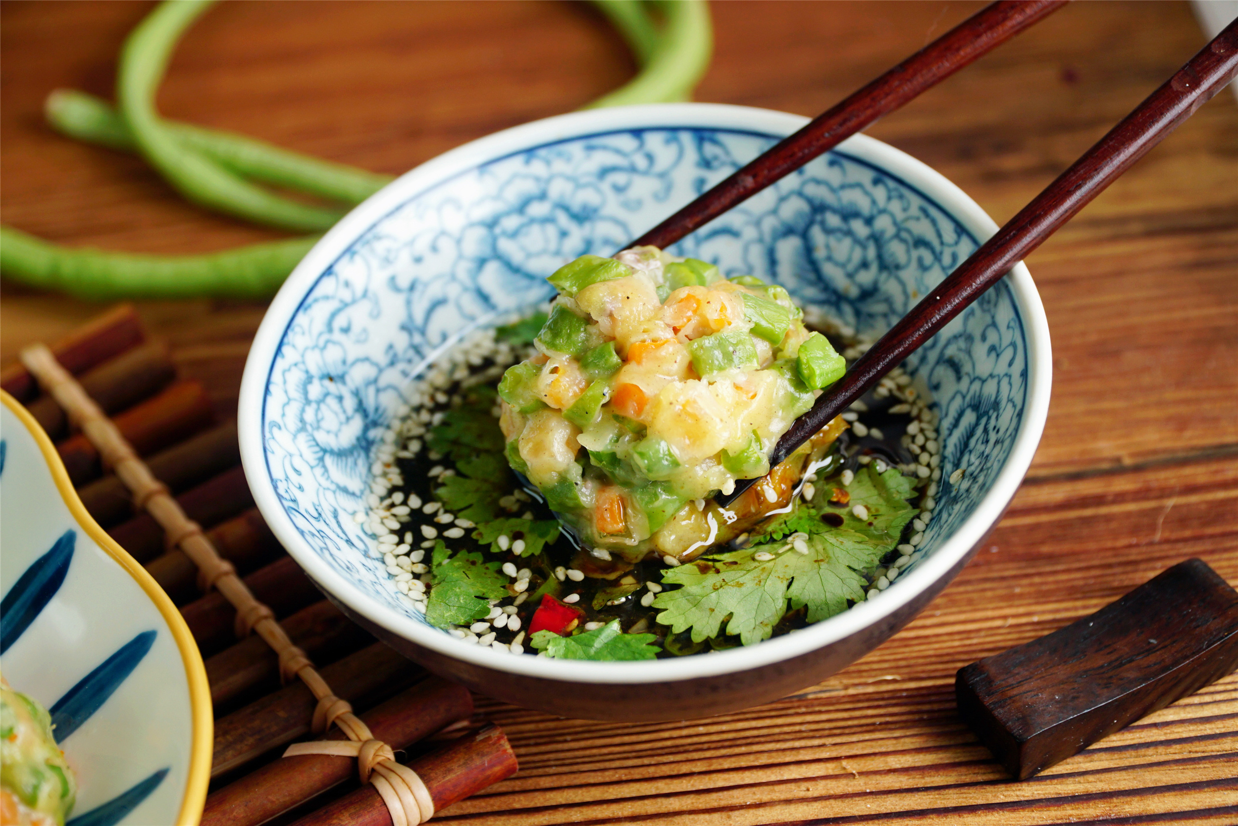 夏天，豆角和胡萝卜是绝配，蒸好蘸点料汁，一口一个，吃着真香