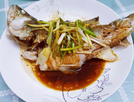 圖片[1]-清蒸鱸魚時 什么時候放鹽是關(guān)鍵 用對了方法做 鱸魚鮮嫩還不腥-起舞食譜網(wǎng)