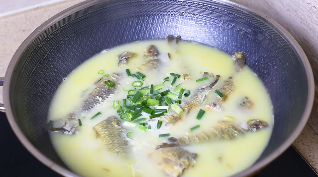 图片[9]-稻田鱼学会这样炖，不去鳞片也好吃，鱼肉鲜嫩，汤浓而且无腥味-起舞食谱网