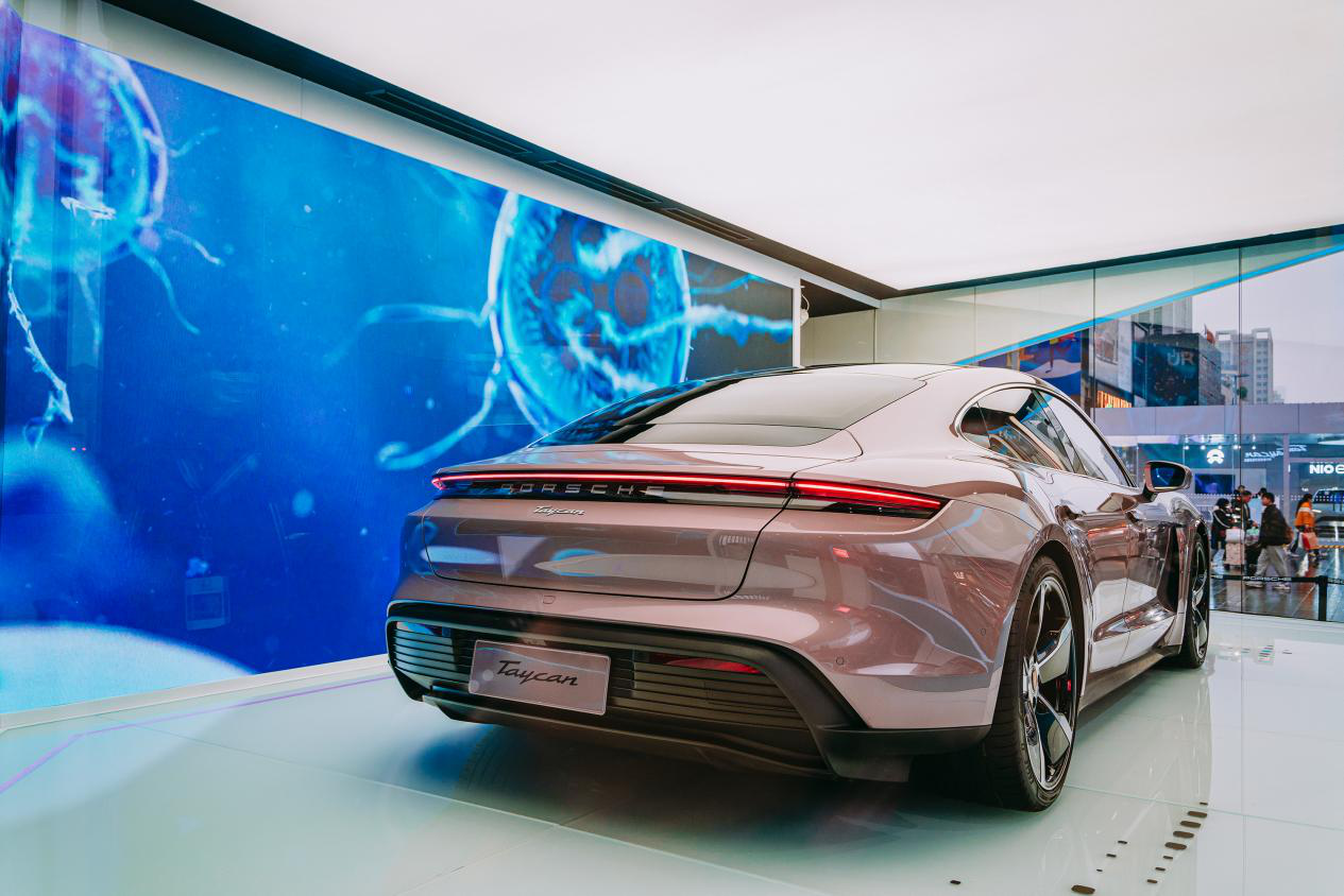 买不起Turbo S，选个Taycan“冰莓粉”还是可以的