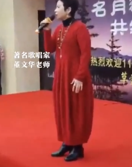付笛声一家与董文华夫妇聚会！58岁董文华状态佳，私下性格超活泼
