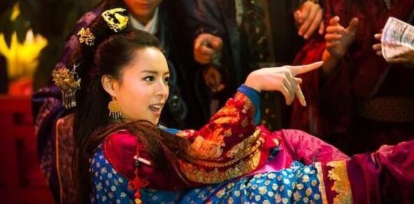 她是影视圈的奇女子，颜值、身材、演技都到位，就是红不过章子怡