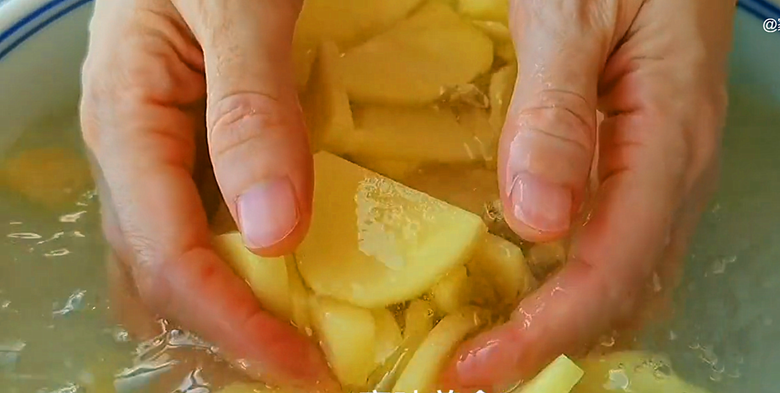 土豆片這樣做太好吃了，學會用它來招待客人，比紅燒肉還受歡迎