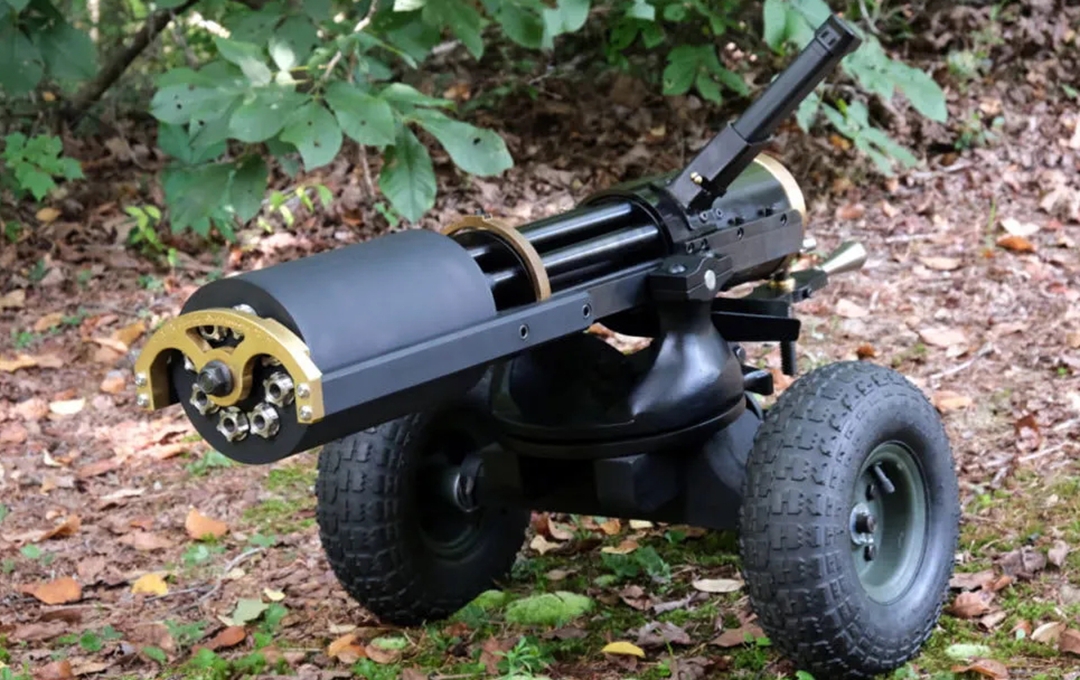 美国加特林机枪脑洞大开，消音器与弹夹的混搭