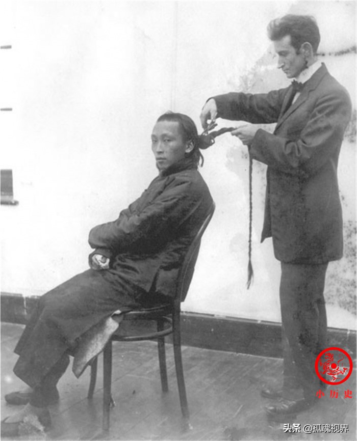 老照片：1912年男子被强制剪辫子，表情痛苦恋恋不舍