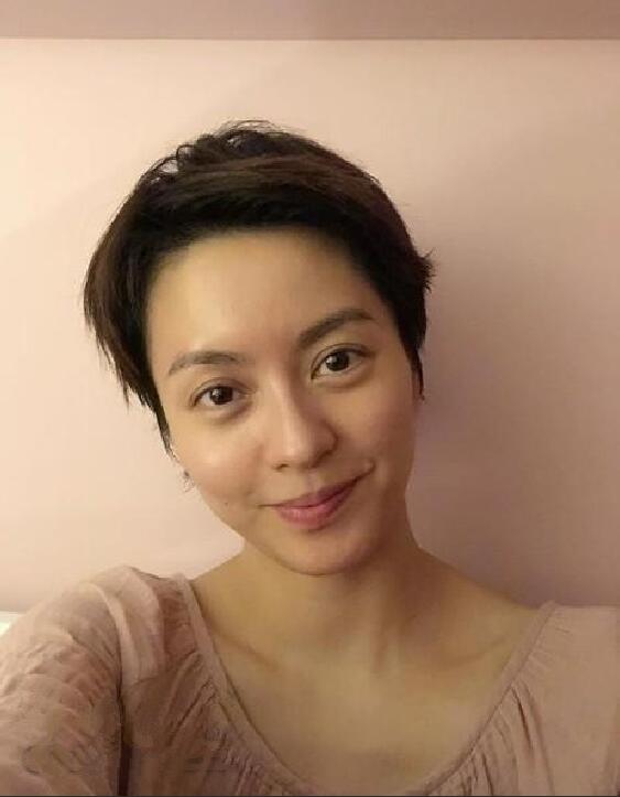 图文 梁咏琪晒出睡前素颜照 粗眉竟然是天生的 梁咏琪真是天生丽质 Www Bagua5 Net