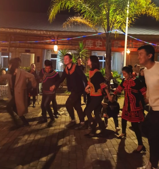 李亚鹏带新女友应酬，席间敬酒合影，这都是以