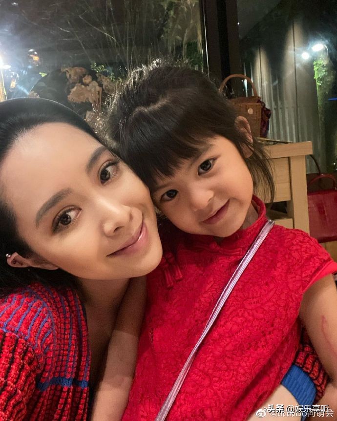 波妞與友人同框宛如小鳥依人，網友的關注點卻在她的胳膊上
