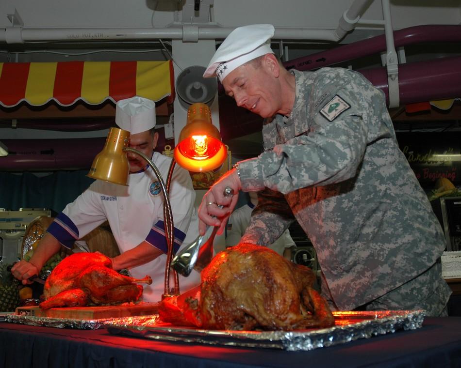 美军航母水兵伙食有多好？蔬菜生鲜食品全有，比陆军吃的要好
