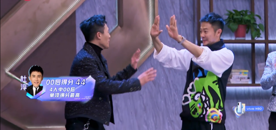 《追光吧》印小天主动击掌杜淳，杜淳迟疑半天