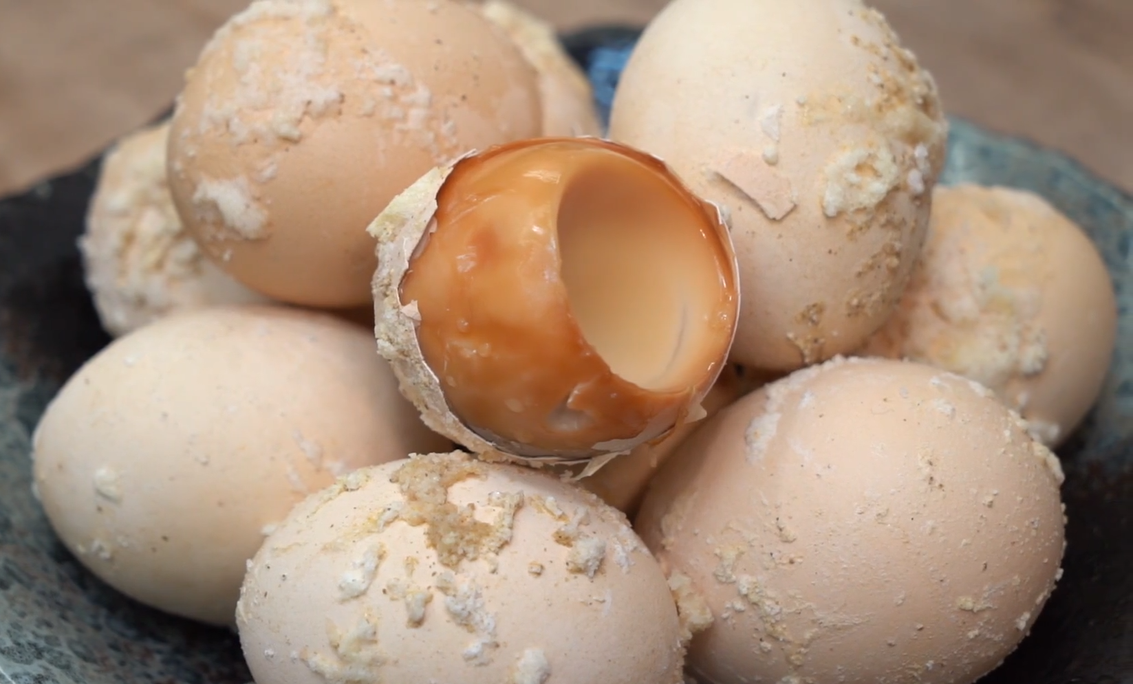 真正懶人鹽焗雞蛋，一個電飯煲就搞定，鹹香入味，比買的還要好吃