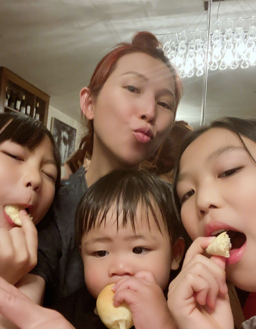 蔡少芬整蛊儿子上瘾，再拍搞怪视频，鱼蛋变黑炭脸爆炸头萌态十足