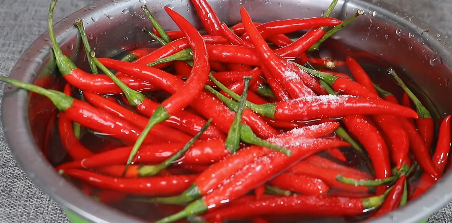 趁小米椒便宜，教你2个保存妙招，放一年不坏，实用又划算