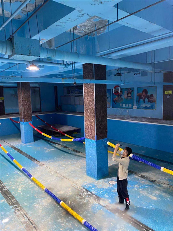 青岛地铁施工凿穿游泳池顶 经营方维权遭遇“推磨”