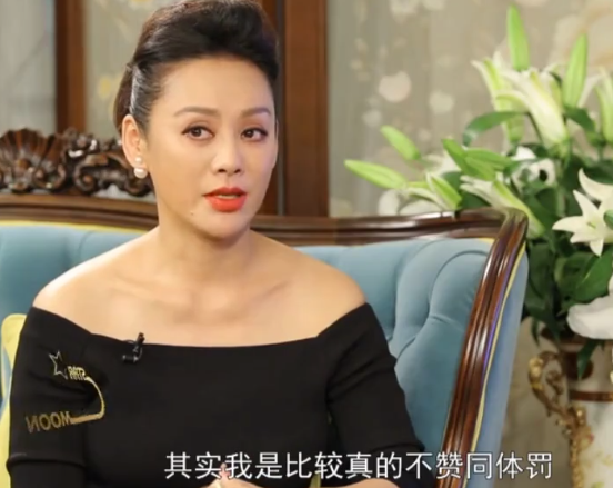 宁静混血儿子罕见现身，独居国外房间杂乱没人