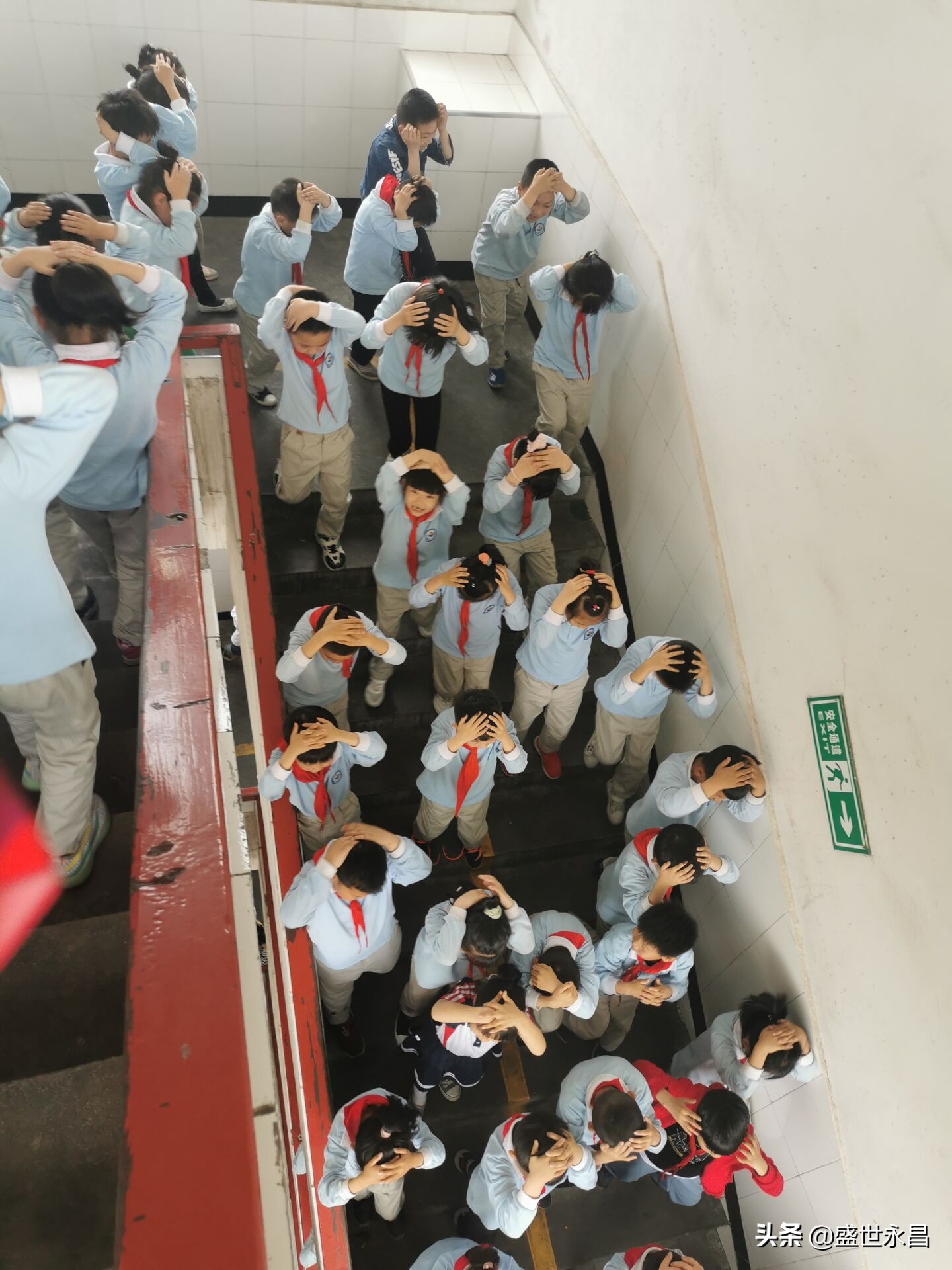 武穴市梅川鎮(zhèn)小學(xué)開展防震應(yīng)急逃生演練(圖2)