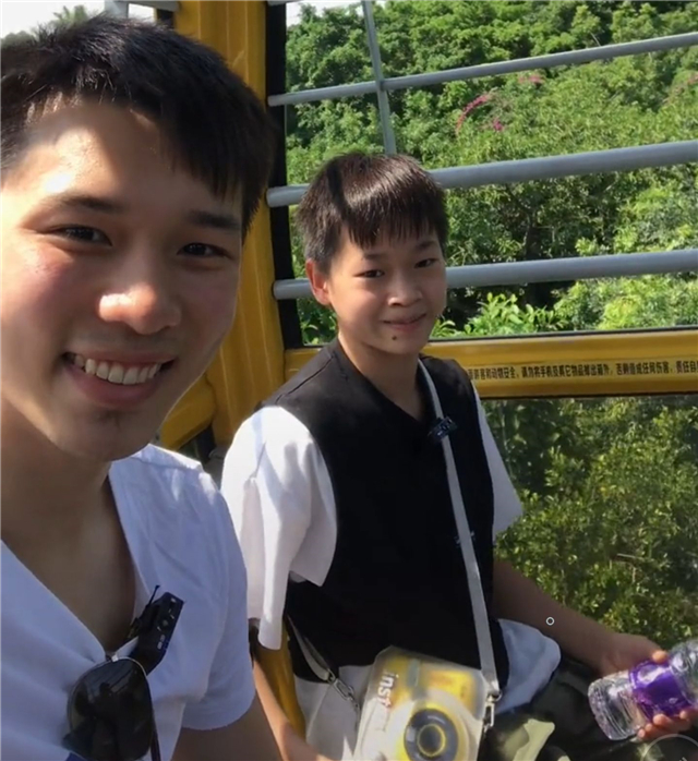 全红婵第一次去动物园！老虎隔着玻璃向她扑来，红姐吓了一跳：哇