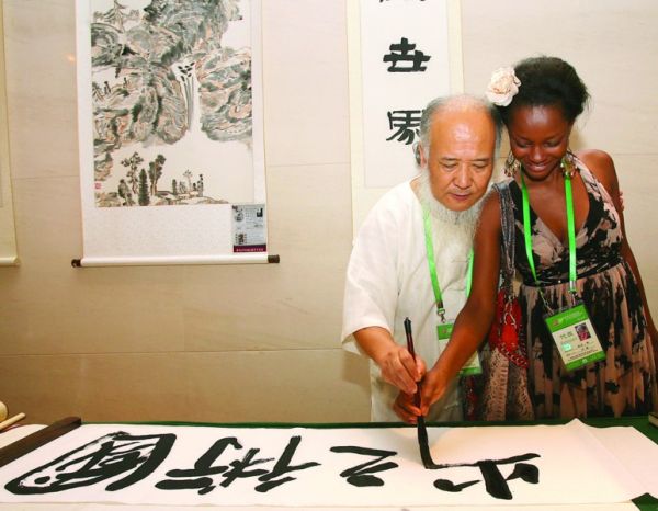 Chinese painting master Yang Yan: At the age of 53 he spent 40 million to  marry a 24-year-old African girl. Why did he become a monk after giving  birth? - iNEWS
