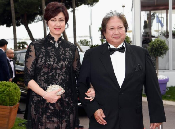 洪金宝36岁女儿至今未嫁，看到本人照片后，网友