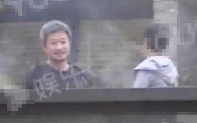 吴京谢楠家庭聚餐曝光，46岁硬汉头发苍白，如今家庭和睦其乐融融