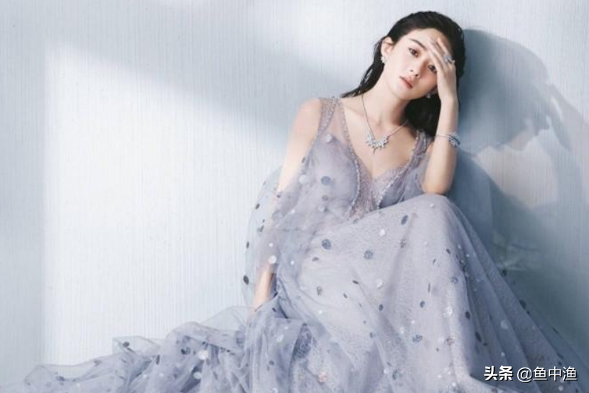 “清纯小花”赵丽颖的心酸上位史，和她生命中3个因戏生情的男人