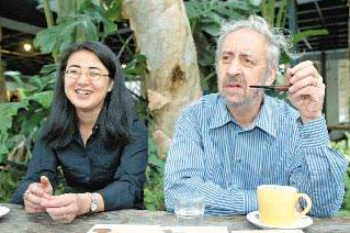 北大才女为爱放弃中国国籍，嫁给比自己大25岁导