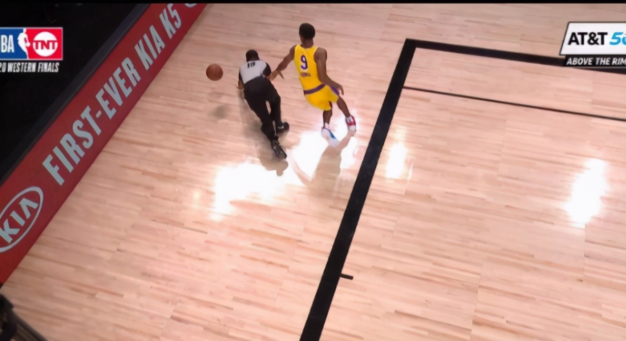 【影片】剎不住車！Rondo為救球不慎直接撞飛底線裁判，金塊後補席打趣：惡犯了啊！-黑特籃球-NBA新聞影音圖片分享社區