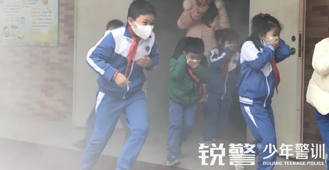 锐警少年警训：消防演练进校园 重视防火助安全