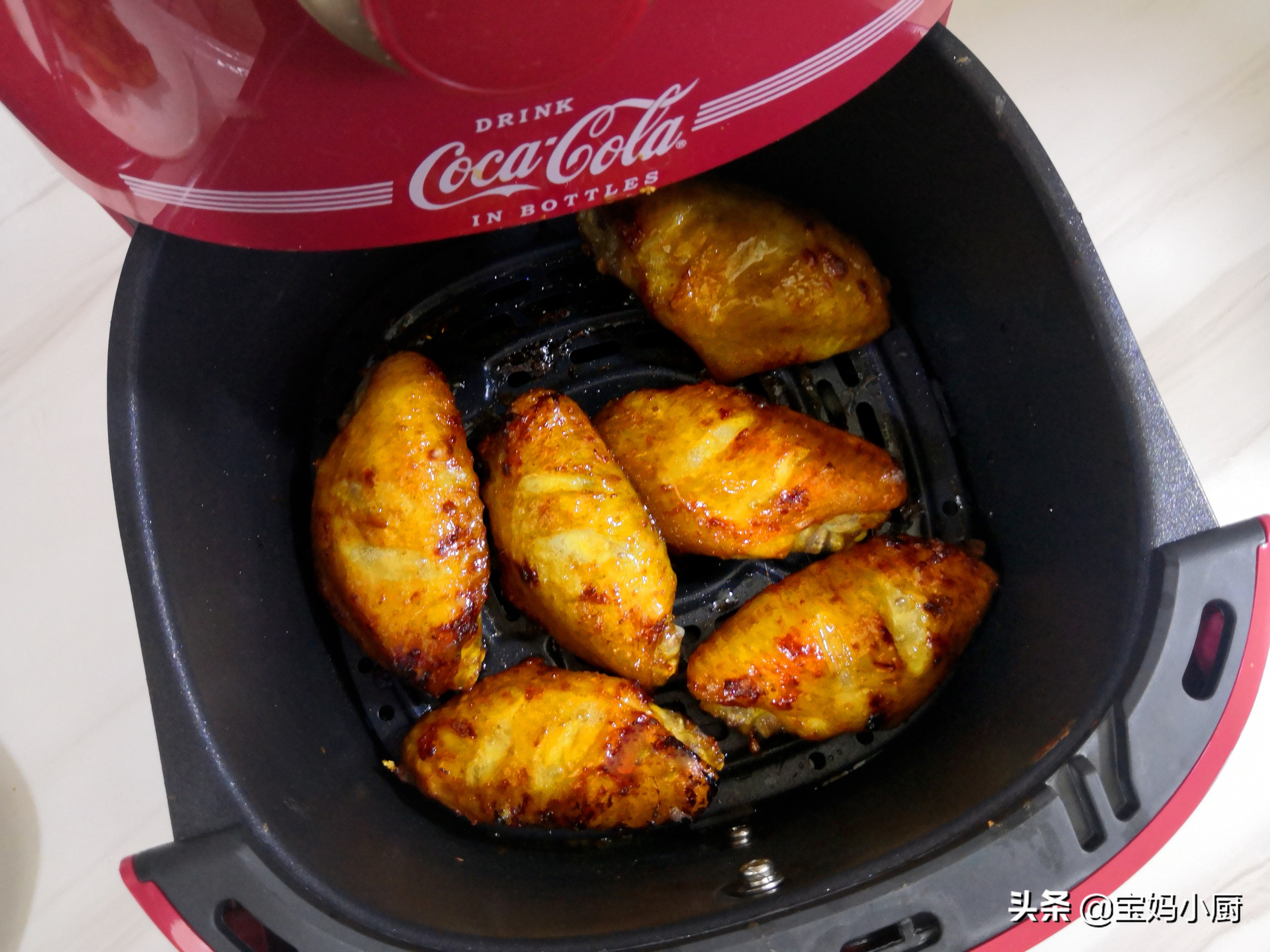 宝妈给孩子做炸鸡翅，不用一滴油，用料简单不繁琐，吃着可香了