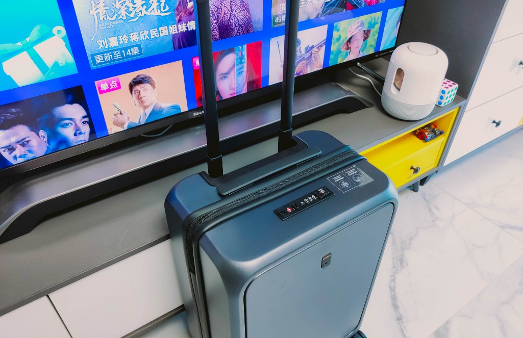 一键开启十秒取物，地平线8号前开口登机箱轻体验：商务人士必备