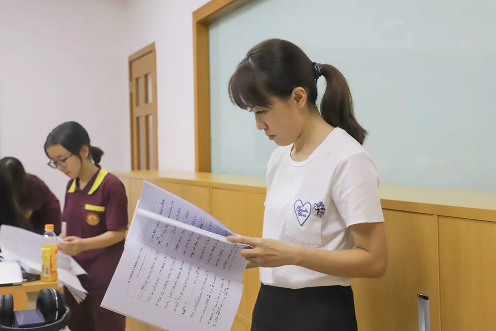 临近开学，连夜加班赶出来的暑假作业火了，这潦草的字迹是你吗