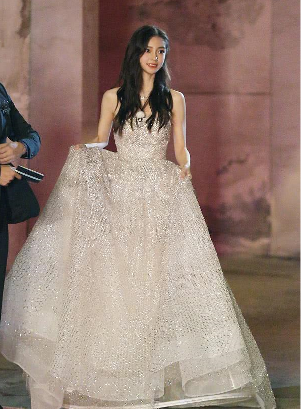 Baby是多怕输！录综艺穿高定礼服比红毯还隆重，