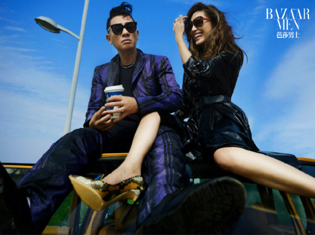 陈小春和应采儿合体拍写真，穿情侣装亲密互动，结婚11年甜如热恋