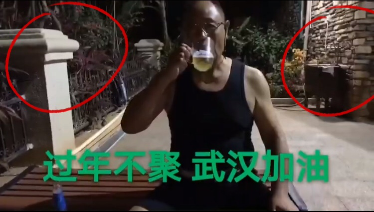 老戏骨“荀彧”露面，头秃一大块手上表几十万，豪宅庭院花草遍布