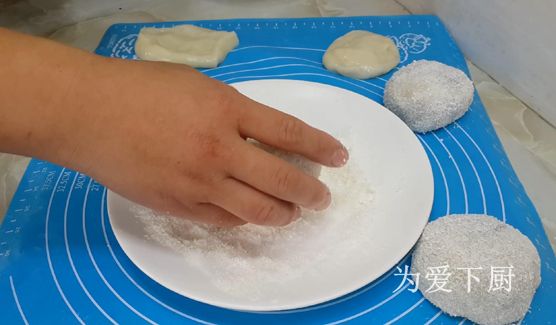 The glutinous rice flour is delicious. Add half a bowl of red beans. It is soft and sweet and more comfortable than cake.