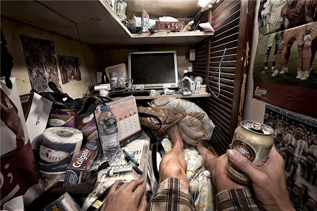 香港“蜗居”生活：近20万人住一平米棺材房，每月租金达2000港币