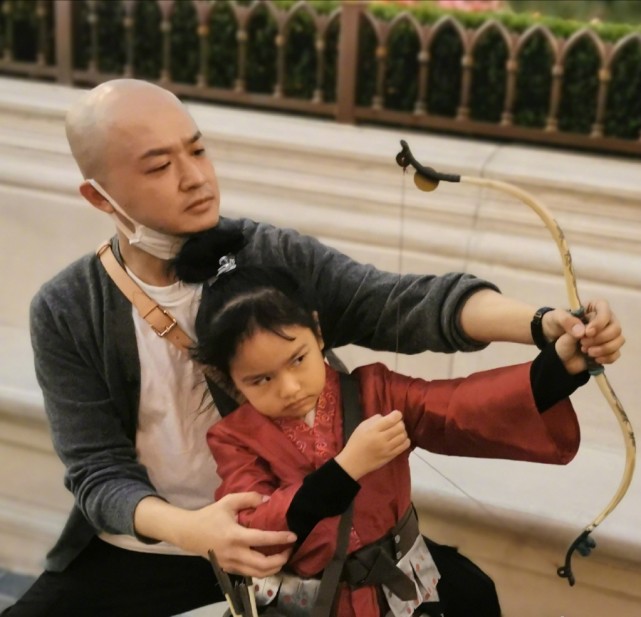 包贝尔实力宠娃，教女儿射箭自己成靶子，包文婧看了要心疼