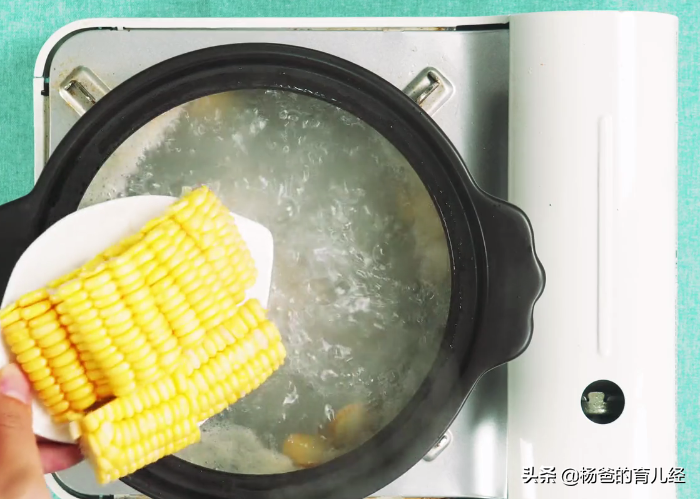 排骨中加两样食材，鲜香肉嫩又营养，简单一炖，孩子特爱吃