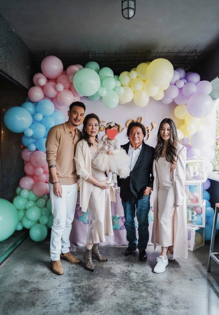 王阳明晒照为1岁女儿庆生，透露孩子大名，担心她将来被男生追求