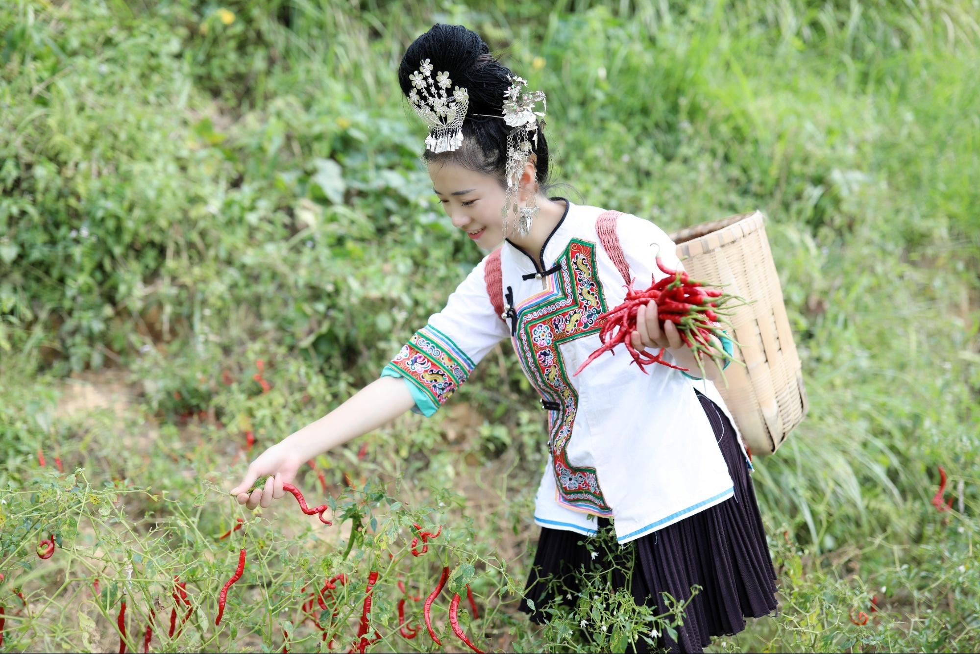 侗族姑娘阿香本名张国丹回到大山抢救侗歌文化