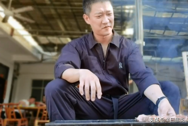 曹云金在街头摆摊卖羊肉串！离开郭德纲之后他