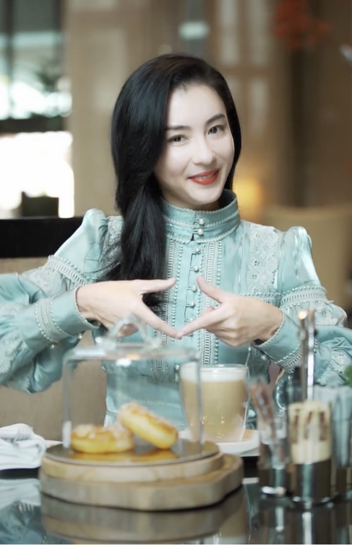 张柏芝最近身材是“反弹”了吗，侧面看似“圆