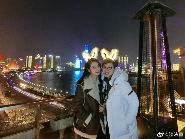 朱茵蔡少芬搞怪五连拍，素颜怼镜状态满分，堪称不老女神代名词