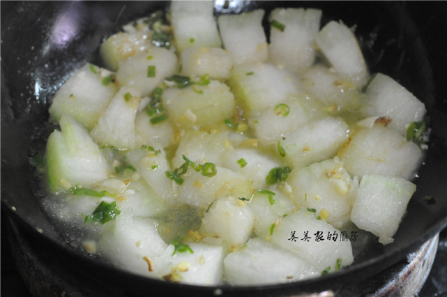 馋肉了，做道红烧冬瓜，加把辣椒锅中一烧，比红烧肉更香